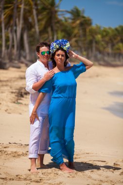 plaj çift romantik seyahat yürüyüş.