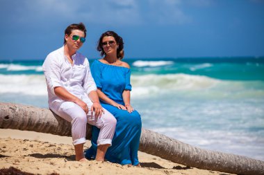 plaj çift romantik seyahat yürüyüş.