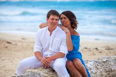 plaj çift romantik seyahat yürüyüş.