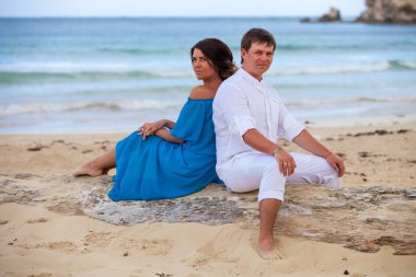 plaj çift romantik seyahat yürüyüş.