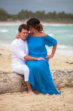 plaj çift romantik seyahat yürüyüş.