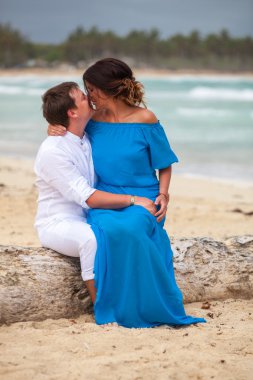 plaj çift romantik seyahat yürüyüş.