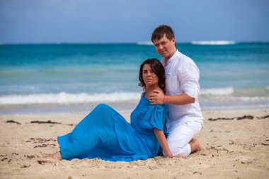 plaj çift romantik seyahat yürüyüş.