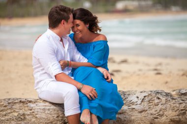 plaj çift romantik seyahat yürüyüş.