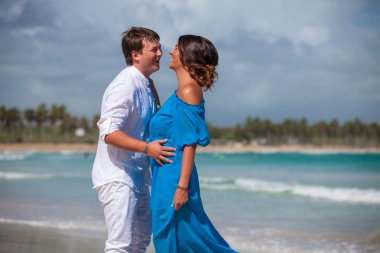 plaj çift romantik seyahat yürüyüş.