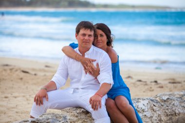 plaj çift romantik seyahat yürüyüş.