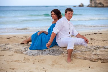 plaj çift romantik seyahat yürüyüş.