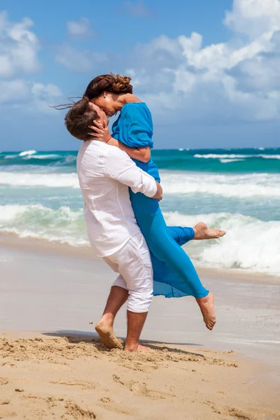 Pláž pár chůze na romantické cestování. — Stock fotografie