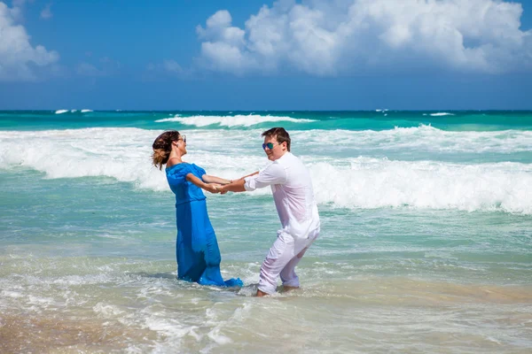 plaj çift romantik seyahat yürüyüş.