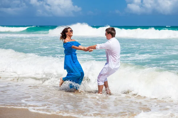 Pláž pár chůze na romantické cestování. — Stock fotografie