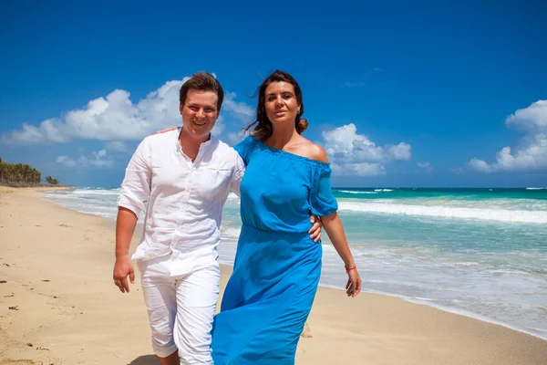 plaj çift romantik seyahat yürüyüş.