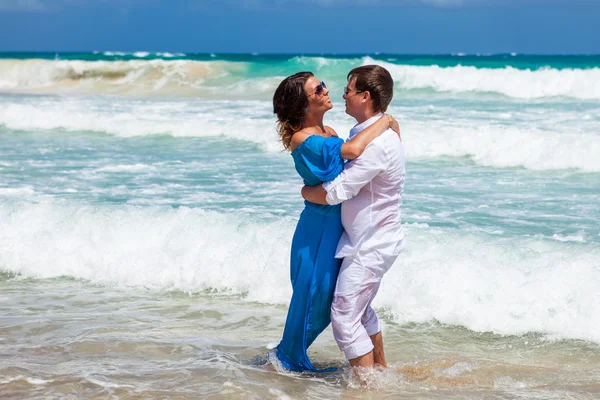 plaj çift romantik seyahat yürüyüş.