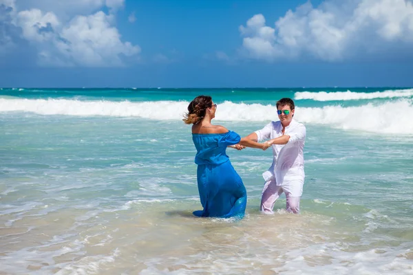Пляж пара ходьба на романтичну подорож. — стокове фото