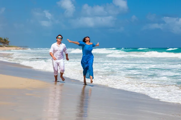 Plaj çift romantik seyahat yürüyüş. — Stok fotoğraf