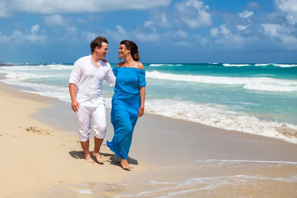 Plaj çift romantik seyahat yürüyüş. — Stok fotoğraf