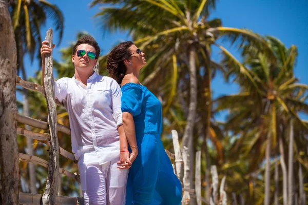 plaj çift romantik seyahat yürüyüş.