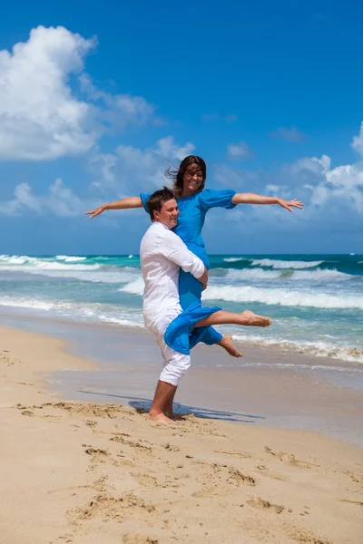 plaj çift romantik seyahat yürüyüş.