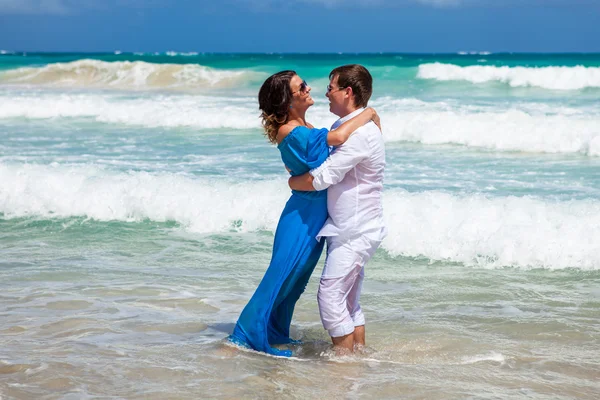 plaj çift romantik seyahat yürüyüş.