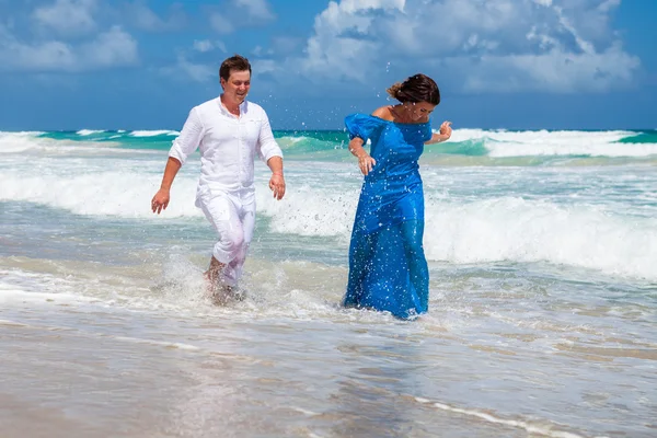 Playa pareja caminando en romántico viaje . —  Fotos de Stock