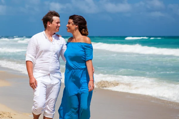 Praia casal andando em viagens românticas . — Fotografia de Stock