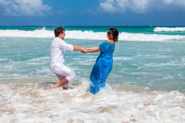 plaj çift romantik seyahat yürüyüş.