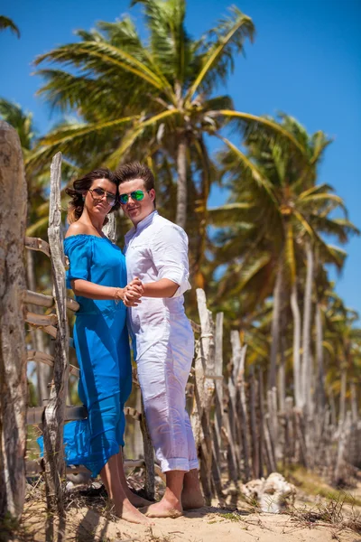 plaj çift romantik seyahat yürüyüş.