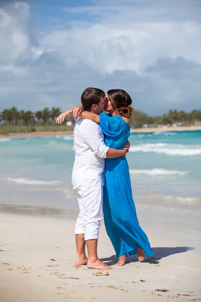 Spiaggia coppia a piedi sul viaggio romantico . — Foto Stock