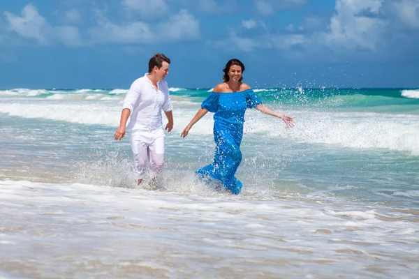 Beach couple walking on romantic travel. — Stock Photo, Image