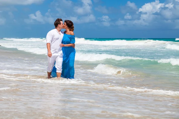 plaj çift romantik seyahat yürüyüş.