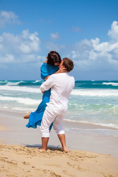 海滩情侣走在浪漫的旅行. — 图库照片