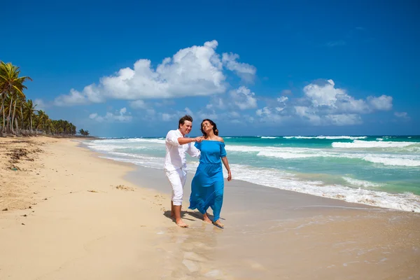 plaj çift romantik seyahat yürüyüş.