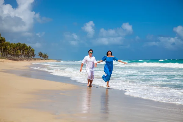 Praia casal andando em viagens românticas . — Fotografia de Stock