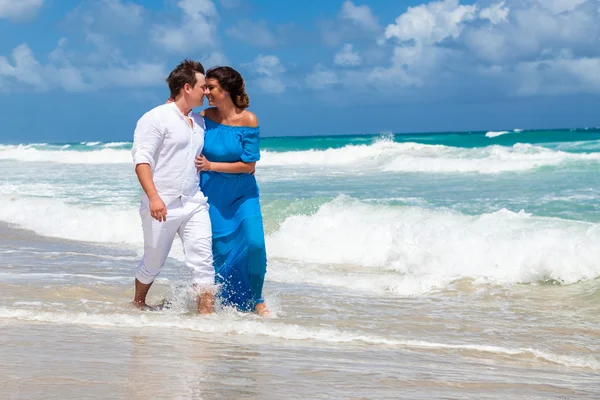 Praia casal andando em viagens românticas . — Fotografia de Stock