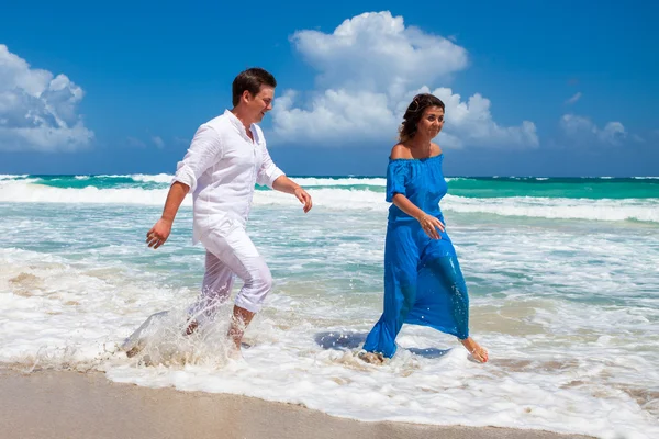 Playa pareja caminando en romántico viaje . —  Fotos de Stock