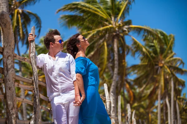 Beach couple walking on romantic travel. — Stock Photo, Image