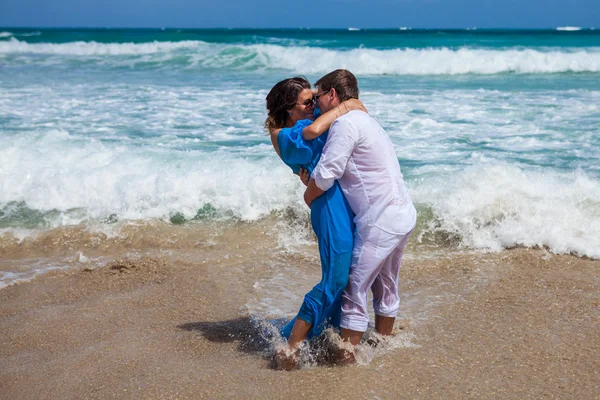 plaj çift romantik seyahat yürüyüş.