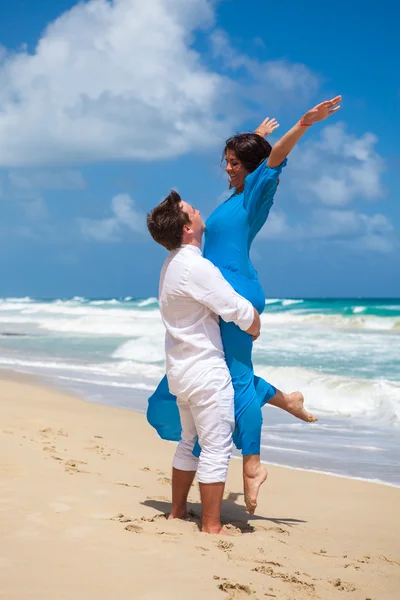 Praia casal andando em viagens românticas . — Fotografia de Stock