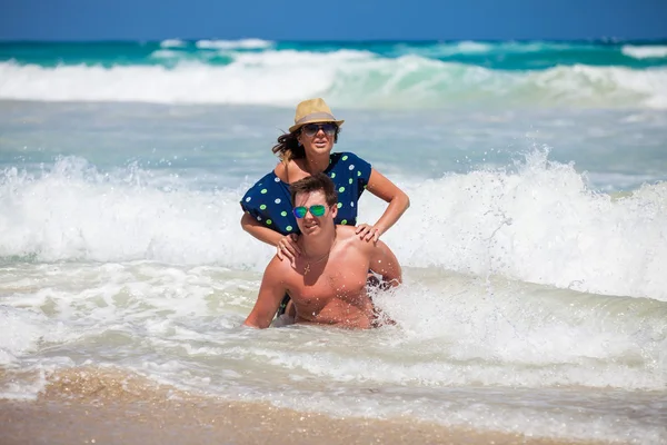 Praia casal andando em viagens românticas . — Fotografia de Stock