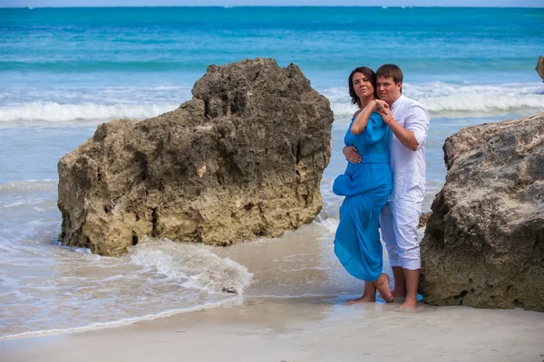 Praia casal andando em viagens românticas . — Fotografia de Stock