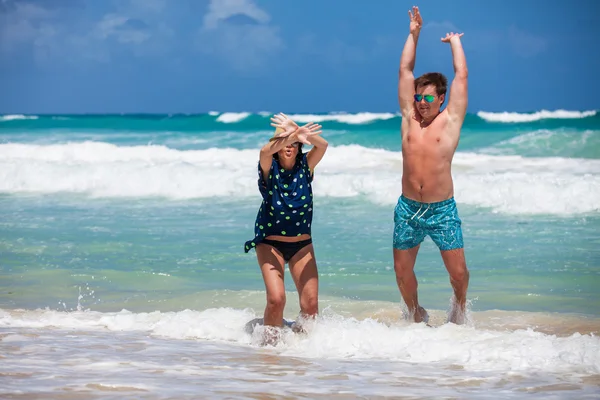 Praia casal andando em viagens românticas . — Fotografia de Stock