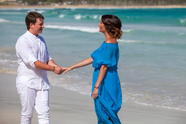 Strand paar lopen op romantische reizen. — Stockfoto