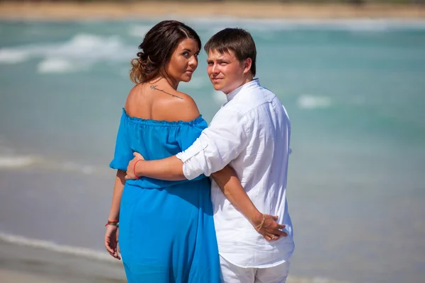 Playa pareja caminando en romántico viaje . —  Fotos de Stock