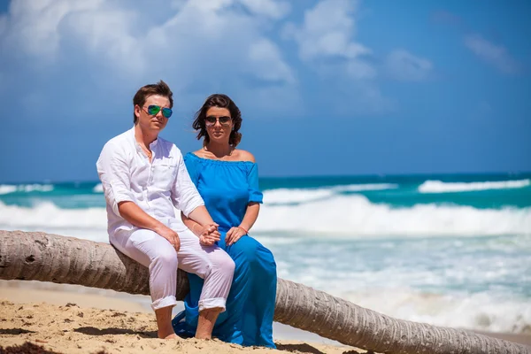 Spiaggia coppia a piedi sul viaggio romantico . — Foto Stock