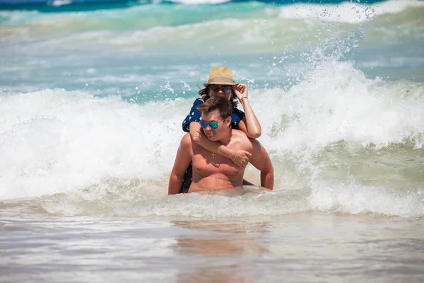 plaj çift romantik seyahat yürüyüş.