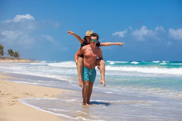 Praia casal andando em viagens românticas . — Fotografia de Stock