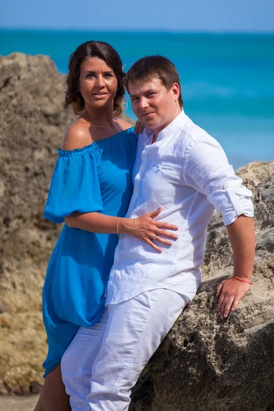 plaj çift romantik seyahat yürüyüş.