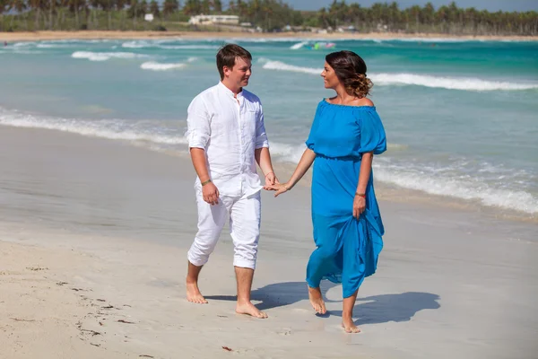 Beach couple walking on romantic travel. — Stock Photo, Image