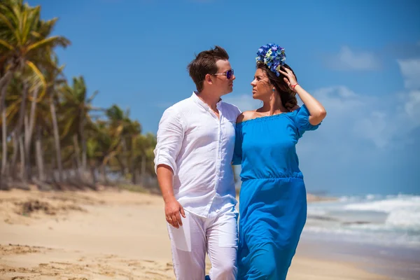 plaj çift romantik seyahat yürüyüş.