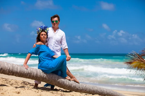 Spiaggia coppia a piedi sul viaggio romantico . — Foto Stock