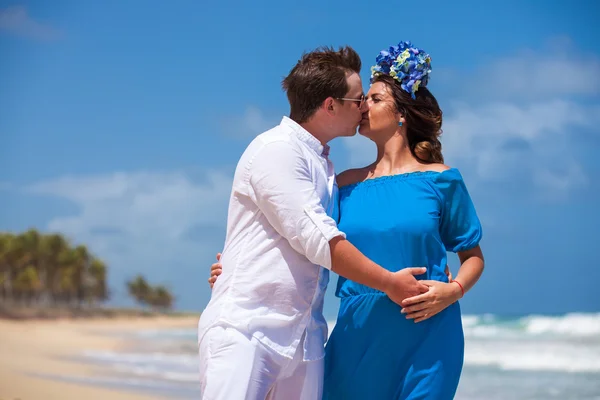 Playa pareja caminando en romántico viaje . —  Fotos de Stock